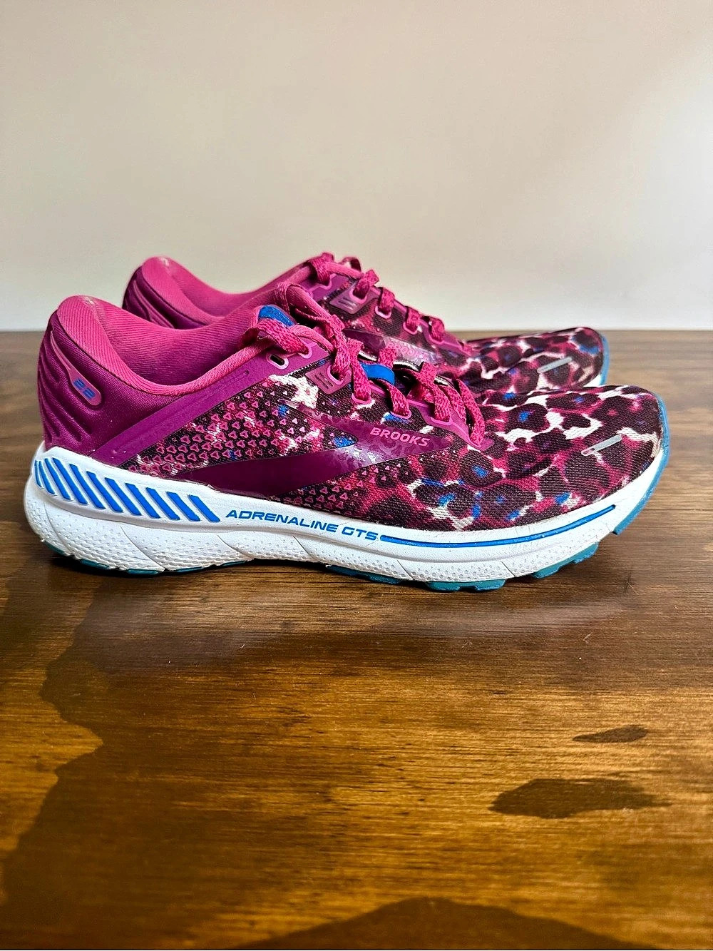 Brooks Adrenaline GTS 22 Animal Print Athletic Shoes Running Pink & Blue US 9.5
